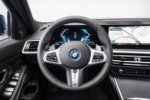 BMW 3-SERIE Touring 330e M Sportpakket / Panoramadak / Elektrische Trekhaak / Verwarmd Stuurwiel