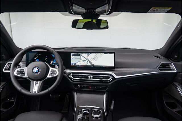 BMW 3-SERIE Touring 330e M Sportpakket / Panoramadak / Elektrische Trekhaak / Verwarmd Stuurwiel