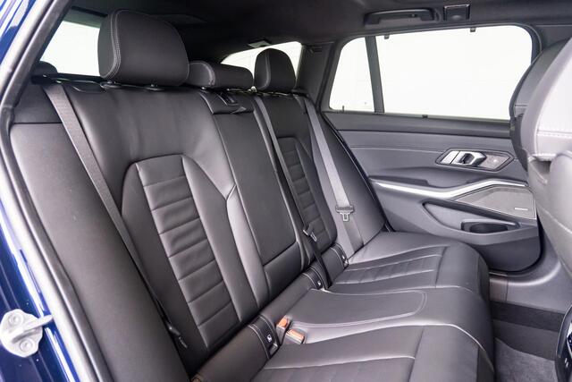 BMW 3-SERIE Touring 330e M Sportpakket / Panoramadak / Elektrische Trekhaak / Verwarmd Stuurwiel