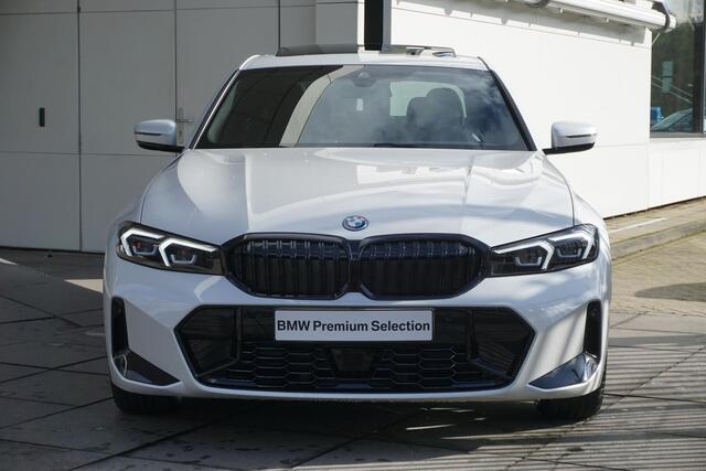 BMW 3-SERIE Sedan 320e Aut. M Sportpakket / Active Cruise Control / 18" LMV / HIFI / Achteruitrijcamera / Panoramadak