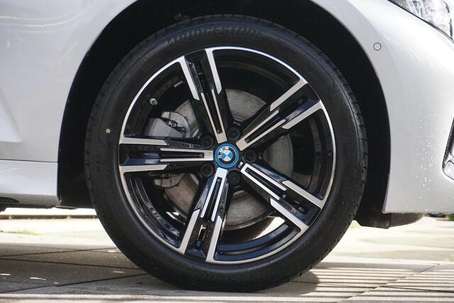 BMW 3-SERIE Sedan 320e Aut. M Sportpakket / Active Cruise Control / 18" LMV / HIFI / Achteruitrijcamera / Panoramadak
