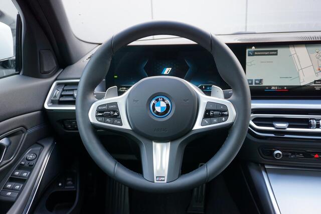 BMW 3-SERIE Sedan 320e Aut. M Sportpakket / Active Cruise Control / 18" LMV / HIFI / Achteruitrijcamera / Panoramadak