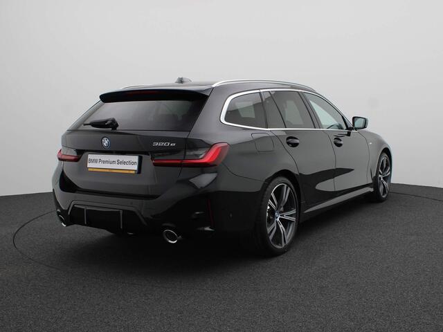 BMW 3-SERIE Touring 320e M Sportpakket Pro | Entertainment Pack | Travel Pack / Panoramadak / Trekhaak / HiFi / Achteruitrijcamera / 19''