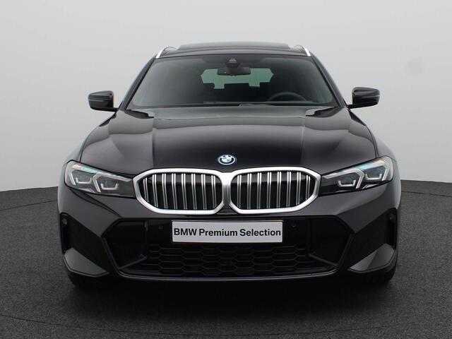 BMW 3-SERIE Touring 320e M Sportpakket Pro | Entertainment Pack | Travel Pack / Panoramadak / Trekhaak / HiFi / Achteruitrijcamera / 19''