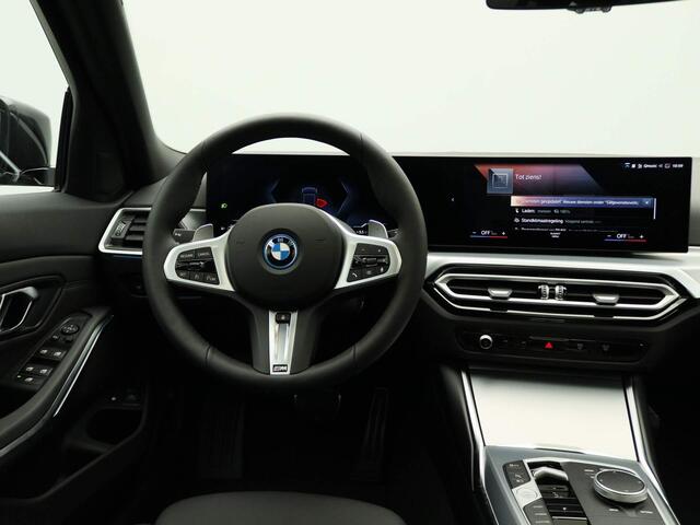 BMW 3-SERIE Touring 320e M Sportpakket Pro | Entertainment Pack | Travel Pack / Panoramadak / Trekhaak / HiFi / Achteruitrijcamera / 19''