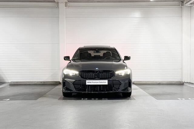 BMW 3-SERIE Sedan 318i | M-Sport | Travel Pack | Comfort Pack | Entertainment Pack | Schuif-/kanteldak | Comfort Access