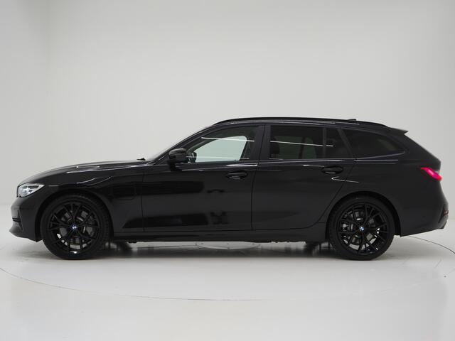 BMW 3-SERIE Touring 330e | Leder | Carplay | Camera | Trekhaak