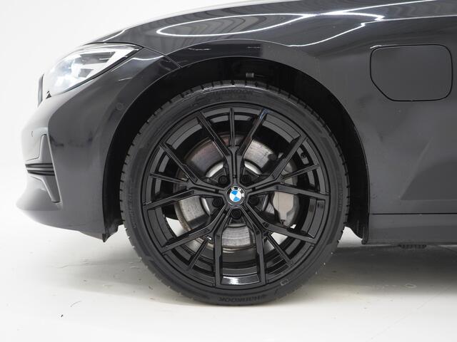 BMW 3-SERIE Touring 330e | Leder | Carplay | Camera | Trekhaak
