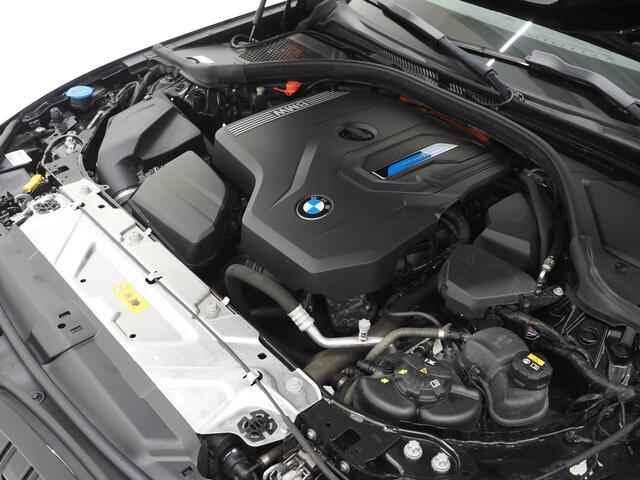 BMW 3-SERIE Touring 330e | Leder | Carplay | Camera | Trekhaak