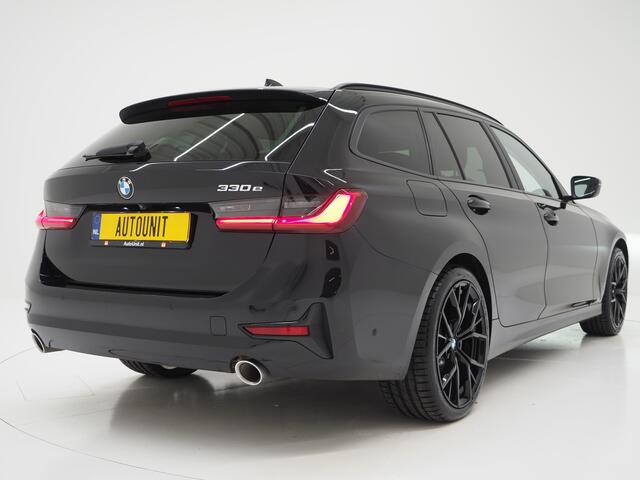 BMW 3-SERIE Touring 330e | Leder | Carplay | Camera | Trekhaak