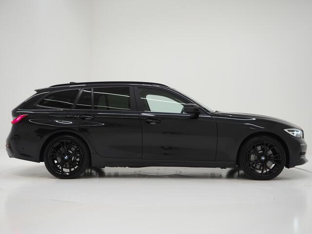 BMW 3-SERIE Touring 330e | Leder | Carplay | Camera | Trekhaak