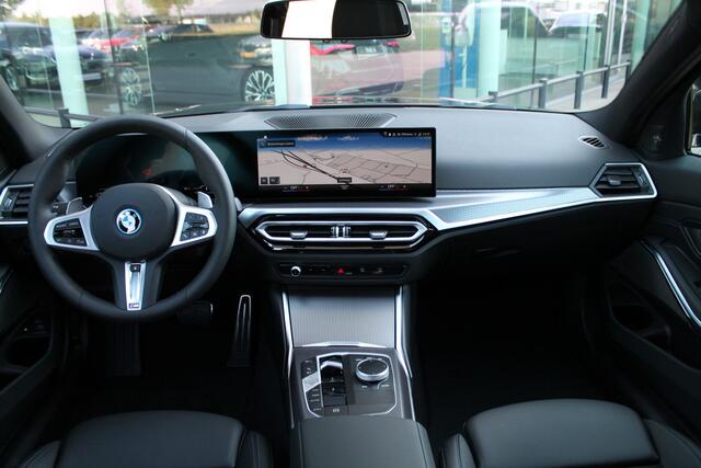 BMW 3-SERIE 320e M Sport Automaat / Schuif-kanteldak / Sportstoelen / Adaptieve LED / Comfort Access / Parking Assistant / Widescreen Display / Live Cockpit Plus