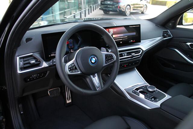 BMW 3-SERIE 320e M Sport Automaat / Schuif-kanteldak / Sportstoelen / Adaptieve LED / Comfort Access / Parking Assistant / Widescreen Display / Live Cockpit Plus