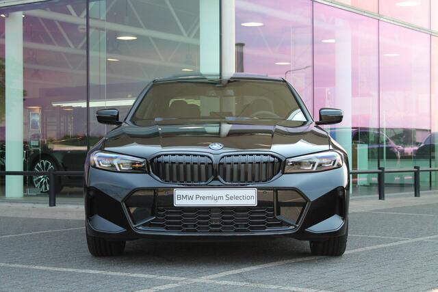 BMW 3-SERIE 320e M Sport Automaat / Schuif-kanteldak / Sportstoelen / Adaptieve LED / Comfort Access / Parking Assistant / Widescreen Display / Live Cockpit Plus