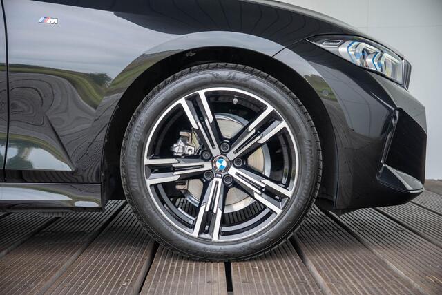 BMW 3-SERIE Touring 318i M Sportpakket / Glazen panoramadak / Sportstoelen voor / Parking Assistant / M Sportonderstel