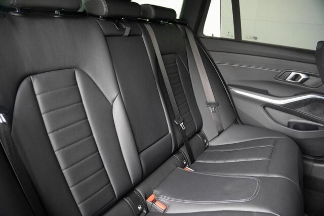 BMW 3-SERIE Touring 318i M Sportpakket / Glazen panoramadak / Sportstoelen voor / Parking Assistant / M Sportonderstel