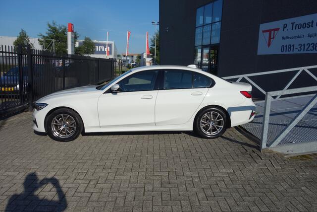 BMW 3-SERIE 318i Executive Edition AUTOMAAT/NAVIGATIE/CLIMATRONIC-AIRCO/PARKEERSENSOREN VOOR &ACHTER/SFEERVERLICHTING/L.M.VELGEN 17 INCH/BLEUTOOTH/BMW LED LICHTS/KEYLESS ENTRY/ADAPTIVE CRUISE CONTROL/MULTI VERSTELBARE STOELEN.