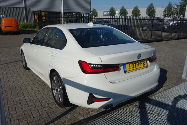 BMW 3-SERIE 318i Executive Edition AUTOMAAT/NAVIGATIE/CLIMATRONIC-AIRCO/PARKEERSENSOREN VOOR &ACHTER/SFEERVERLICHTING/L.M.VELGEN 17 INCH/BLEUTOOTH/BMW LED LICHTS/KEYLESS ENTRY/ADAPTIVE CRUISE CONTROL/MULTI VERSTELBARE STOELEN.