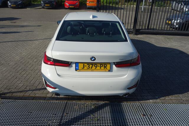 BMW 3-SERIE 318i Executive Edition AUTOMAAT/NAVIGATIE/CLIMATRONIC-AIRCO/PARKEERSENSOREN VOOR &ACHTER/SFEERVERLICHTING/L.M.VELGEN 17 INCH/BLEUTOOTH/BMW LED LICHTS/KEYLESS ENTRY/ADAPTIVE CRUISE CONTROL/MULTI VERSTELBARE STOELEN.