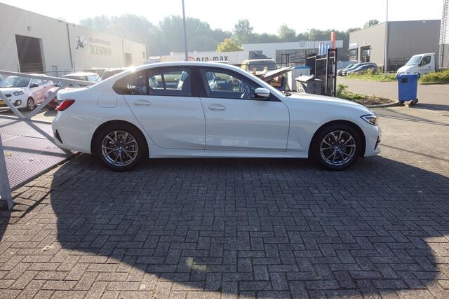 BMW 3-SERIE 318i Executive Edition AUTOMAAT/NAVIGATIE/CLIMATRONIC-AIRCO/PARKEERSENSOREN VOOR &ACHTER/SFEERVERLICHTING/L.M.VELGEN 17 INCH/BLEUTOOTH/BMW LED LICHTS/KEYLESS ENTRY/ADAPTIVE CRUISE CONTROL/MULTI VERSTELBARE STOELEN.