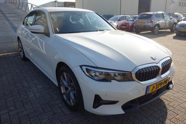 BMW 3-SERIE 318i Executive Edition AUTOMAAT/NAVIGATIE/CLIMATRONIC-AIRCO/PARKEERSENSOREN VOOR &ACHTER/SFEERVERLICHTING/L.M.VELGEN 17 INCH/BLEUTOOTH/BMW LED LICHTS/KEYLESS ENTRY/ADAPTIVE CRUISE CONTROL/MULTI VERSTELBARE STOELEN.