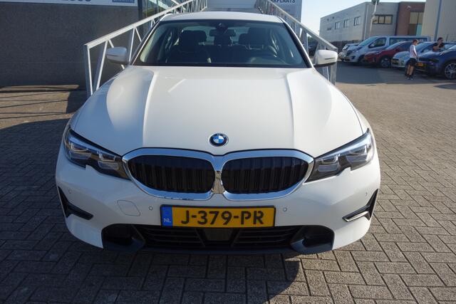 BMW 3-SERIE 318i Executive Edition AUTOMAAT/NAVIGATIE/CLIMATRONIC-AIRCO/PARKEERSENSOREN VOOR &ACHTER/SFEERVERLICHTING/L.M.VELGEN 17 INCH/BLEUTOOTH/BMW LED LICHTS/KEYLESS ENTRY/ADAPTIVE CRUISE CONTROL/MULTI VERSTELBARE STOELEN.