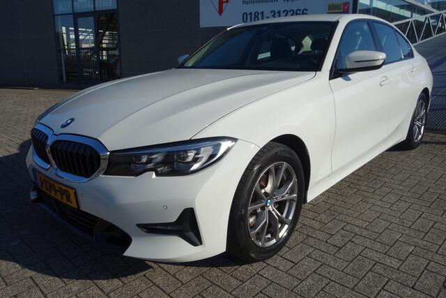 BMW 3-SERIE 318i Executive Edition AUTOMAAT/NAVIGATIE/CLIMATRONIC-AIRCO/PARKEERSENSOREN VOOR &ACHTER/SFEERVERLICHTING/L.M.VELGEN 17 INCH/BLEUTOOTH/BMW LED LICHTS/KEYLESS ENTRY/ADAPTIVE CRUISE CONTROL/MULTI VERSTELBARE STOELEN.