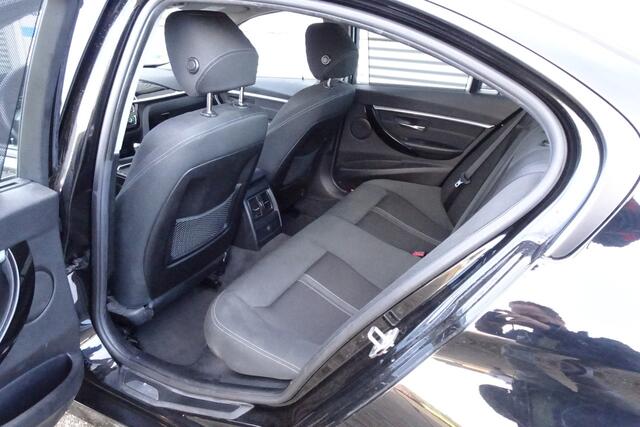 BMW 3-SERIE 320D AUTOMAAT SPORTSTOELEN TREKHAAK HUD STOELVERWARMING