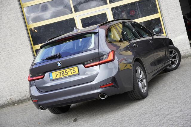 BMW 3-SERIE Touring 320i 184PK! Executive Sport BJ2020 Lmv 17" | Led V+A | Pdc | Navi | Luxe raamlijsten | Luxe dakrailing | Elek. achterklep | Virtual cockpit | Climate control | Cruise control | Sportstoelen | Getint glas