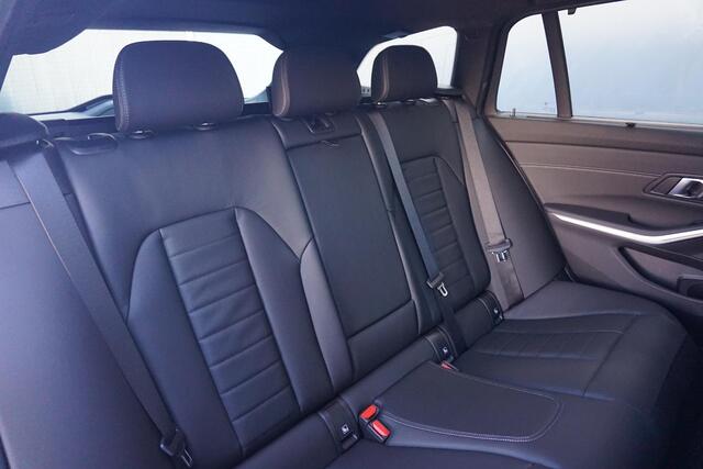 BMW 3-SERIE Touring 320i M Sport / Trekhaak / Hifi / Stoel- en Stuurverwarming / Comfort Acces / Panorama Dak