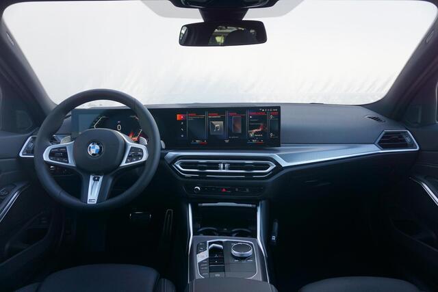 BMW 3-SERIE Touring 320i M Sport / Trekhaak / Hifi / Stoel- en Stuurverwarming / Comfort Acces / Panorama Dak