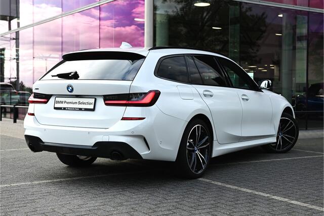 BMW 3-SERIE Touring 330e xDrive High Executive M Sport Automaat / Panoramadak / Laserlight / Sportstoelen / Active Cruise Control / Head-Up / Comfort Access