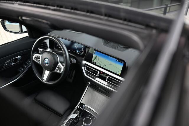 BMW 3-SERIE Touring 330e xDrive High Executive M Sport Automaat / Panoramadak / Laserlight / Sportstoelen / Active Cruise Control / Head-Up / Comfort Access