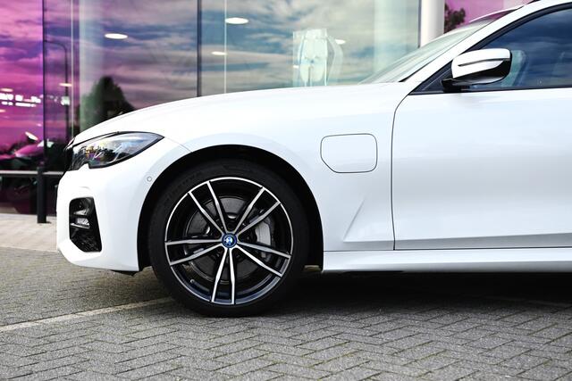 BMW 3-SERIE Touring 330e xDrive High Executive M Sport Automaat / Panoramadak / Laserlight / Sportstoelen / Active Cruise Control / Head-Up / Comfort Access