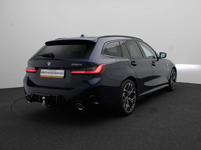 BMW 3-SERIE Touring 330e M Sportpakket | Innovation Pack | Comfort Pack | Stuurwielrand Verwarmd | Trekhaak | Panoramadak | Elektrisch Verstelbare Stoelen | Harman Kardon | 19''