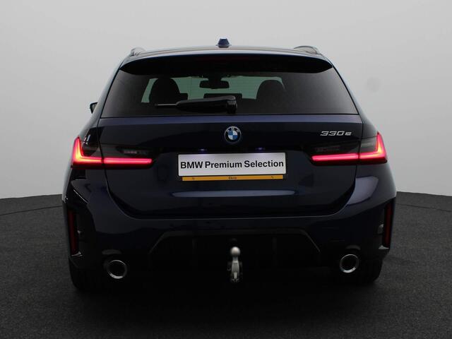BMW 3-SERIE Touring 330e M Sportpakket | Innovation Pack | Comfort Pack | Stuurwielrand Verwarmd | Trekhaak | Panoramadak | Elektrisch Verstelbare Stoelen | Harman Kardon | 19''