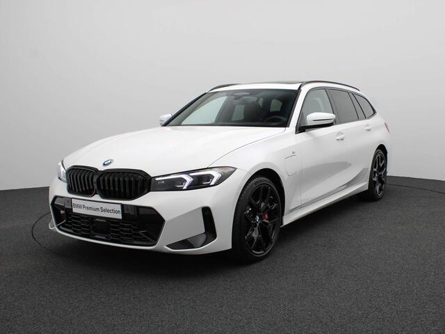 BMW 3-SERIE Touring 330e M Sportpakket Pro | Innovation Pack | Comfort Pack | Stuurwielrand Verwarmd | Comfort Access | Panoramadak | Elektrisch Verstelbare Stoelen | Driving Assistant Professional | Harman Kardon | 19''