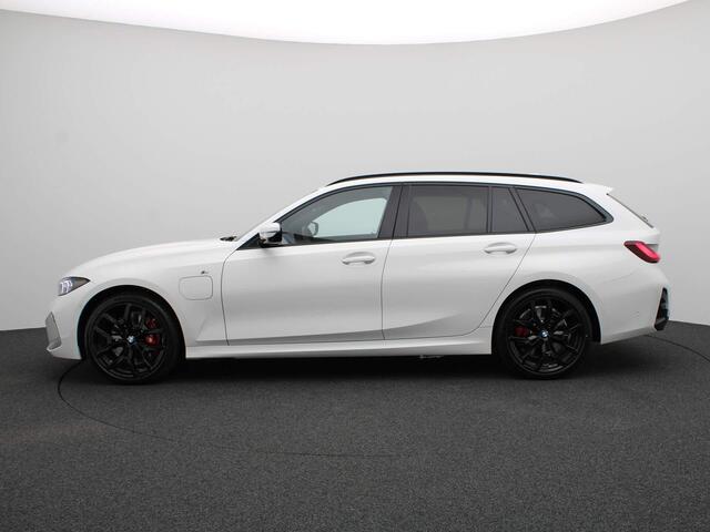 BMW 3-SERIE Touring 330e M Sportpakket Pro | Innovation Pack | Comfort Pack | Stuurwielrand Verwarmd | Comfort Access | Panoramadak | Elektrisch Verstelbare Stoelen | Driving Assistant Professional | Harman Kardon | 19''