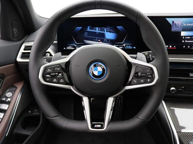 BMW 3-SERIE Touring 330e M Sportpakket Pro | Innovation Pack | Comfort Pack | Stuurwielrand Verwarmd | Comfort Access | Panoramadak | Elektrisch Verstelbare Stoelen | Driving Assistant Professional | Harman Kardon | 19''