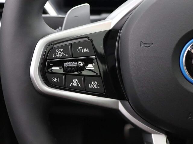 BMW 3-SERIE Touring 330e M Sportpakket Pro | Innovation Pack | Comfort Pack | Stuurwielrand Verwarmd | Comfort Access | Panoramadak | Elektrisch Verstelbare Stoelen | Driving Assistant Professional | Harman Kardon | 19''