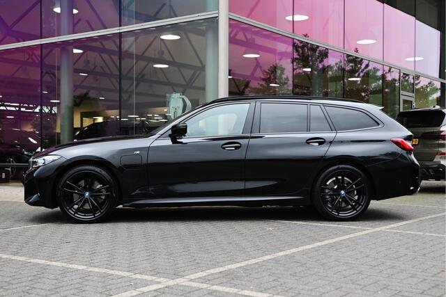 BMW 3-SERIE Touring 330e High Executive M Sport Automaat / Panoramadak / Trekhaak / Comfort Access / Sportstoelen / Stoelverwarming / Adaptieve LED / Active Cruise Control