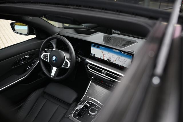 BMW 3-SERIE Touring 330e High Executive M Sport Automaat / Panoramadak / Trekhaak / Comfort Access / Sportstoelen / Stoelverwarming / Adaptieve LED / Active Cruise Control