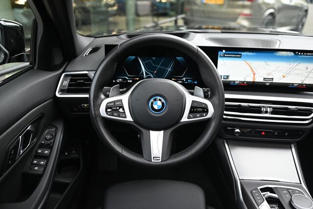 BMW 3-SERIE Touring 330e High Executive M Sport Automaat / Panoramadak / Trekhaak / Comfort Access / Sportstoelen / Stoelverwarming / Adaptieve LED / Active Cruise Control