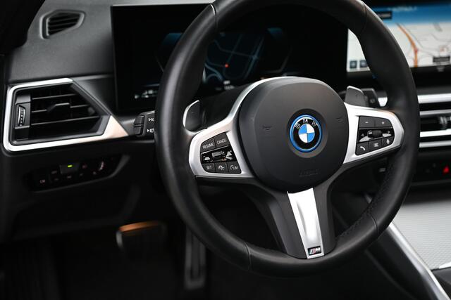 BMW 3-SERIE Touring 330e High Executive M Sport Automaat / Panoramadak / Trekhaak / Comfort Access / Sportstoelen / Stoelverwarming / Adaptieve LED / Active Cruise Control