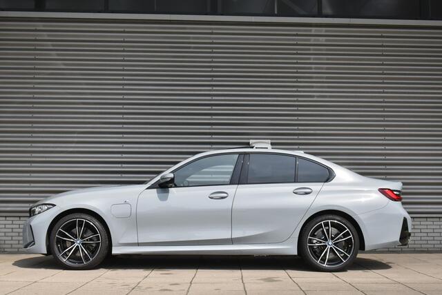 BMW 3-SERIE Sedan 330e M sport / Travel Pack / Trekhaak / Harman Kardon