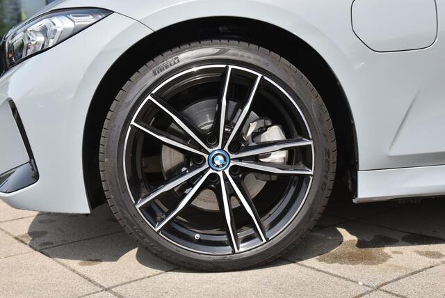 BMW 3-SERIE Sedan 330e M sport / Travel Pack / Trekhaak / Harman Kardon