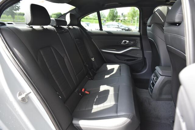 BMW 3-SERIE Sedan 330e M sport / Travel Pack / Trekhaak / Harman Kardon
