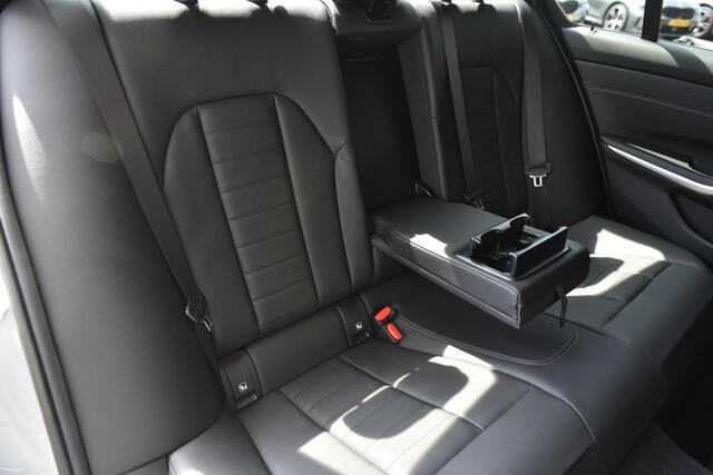 BMW 3-SERIE Sedan 330e M sport / Travel Pack / Trekhaak / Harman Kardon