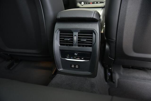 BMW 3-SERIE Sedan 330e M sport / Travel Pack / Trekhaak / Harman Kardon