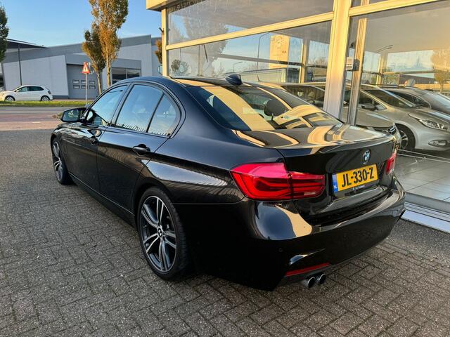 BMW 3-SERIE 330e | 3e eigenaar | Automaat | Panoramadak | Airco | Achteruitrijcamera | Navigatie | Cruise control | APK t/m 21-05-2025 | NAP |